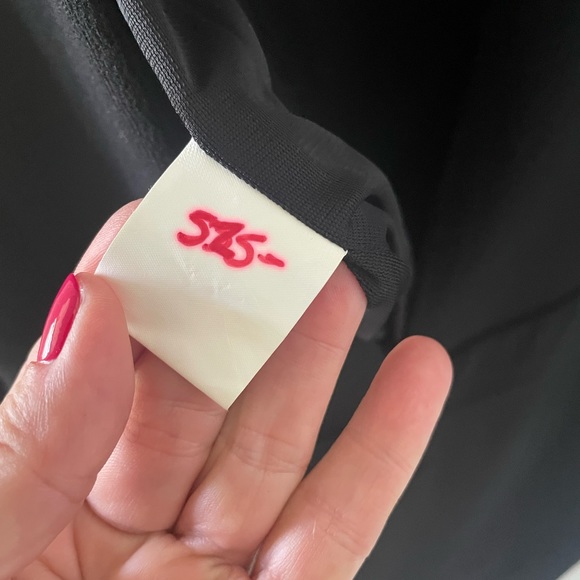 Classic mock turtleneck collar fully lined. Drop waist with wonderful detail - Picture 5 of 10